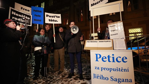 Demonstrace proti rozhodnut francouzskho soudu, kter zpsnil z 18 msc na dva roky vzen trest pro eskho idie Jiho Sagana. Zastnil se j tak europoslanec Tom Zdechovsk. (4. nor 2019)