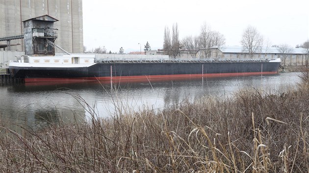 Tanker, který stojí v lovosickém přístavu, měří 110 metrů, široký je 13,5 metru. Trup je vysoký 5,5 metru. Nahradí 100 kamionů a váží 900 tun.