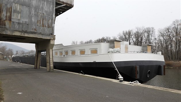 Tanker, který stojí v lovosickém přístavu, měří 110 metrů, široký je 13,5 metru. Trup je vysoký 5,5 metru. Nahradí 100 kamionů a váží 900 tun.