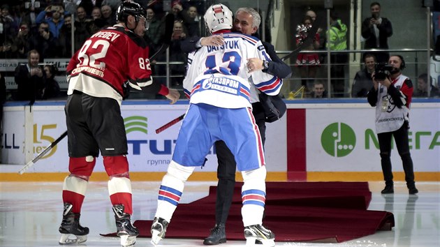 Fotbalov� tren�r Jos� Mourinho u� zp�tky na nohou, kam mu pomohl legend�rn� �to�n�k Pavel Dacjuk, sou�asn� kapit�n SKA Petrohrad. Vedle Jevgenij Medved�v z Avangardu Omsk.