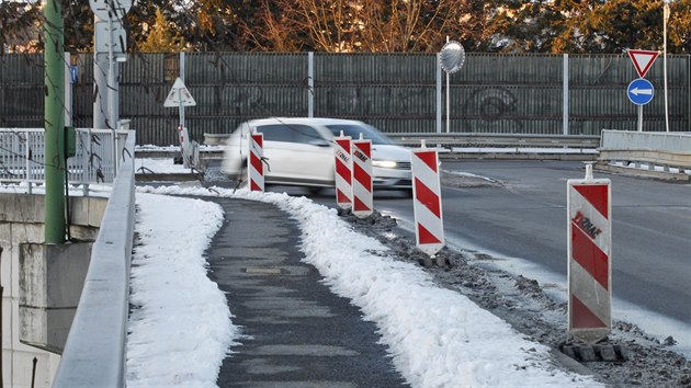 Provoz po mostu v třebíčské Hrotovické ulici byl kvůli nutnosti jeho odlehčení v krajích omezen ze tří pruhů na dva. Dopravu tu usměrňuje nové značení.
