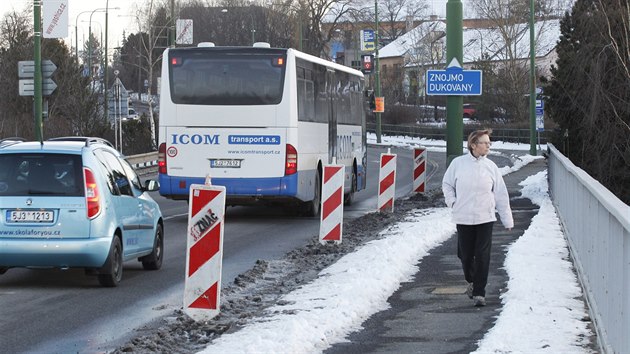 Provoz po mostu v třebíčské Hrotovické ulici byl kvůli nutnosti jeho odlehčení v krajích omezen ze tří pruhů na dva. Dopravu tu usměrňuje nové značení.