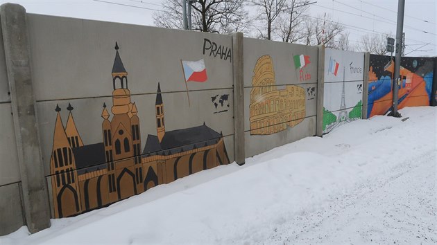 Sprva eleznin dopravn cesty si najala studenty, aby pomalovali nov postaven protihlukov stny, je se rychle staly terem sprejer. Vtvory podl eleznin zastvky Havlkv Brod - Perknov cestujc ve vlaku nevid. Stny jsou toti pomalovan pouze z vnj strany. Pro mstn se vak jedn o velkou atrakci.