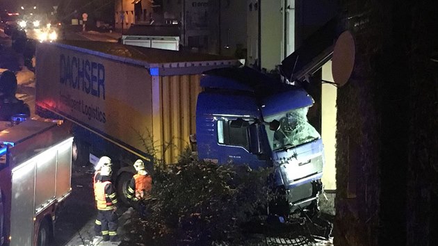 Při nehodě v havlíčkobrodské Humpolecké ulici narazil řidič kamionu do jiné nákladní soupravy, poničil dvě zaparkovaná osobní auta a skončil v zahradě opřený o rodinný dům.