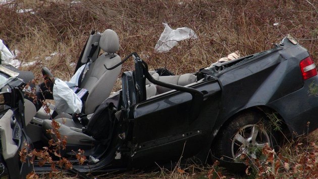Pi nehod v Kostelci nad ernmi lesy narazilo auto do stromu. Dva lid zemeli (1.2.2019)