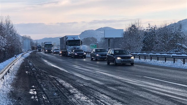 Na dlnici D5 u Zdic na Berounsku se dnes rno pevrtil kamion. Ten sten nvsem zasahuje do silnice (4.2.2019)