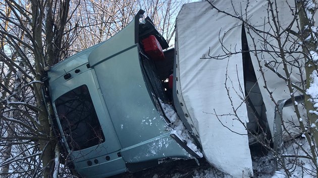 Na dlnici D5 u Zdic na Berounsku se dnes rno pevrtil kamion. Ten sten nvsem zasahuje do silnice (4.2.2019)