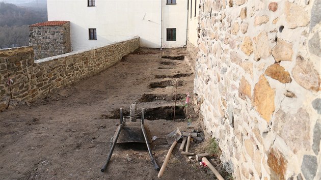 Oprava mstskch hradeb v Kadani odkryla mlo znmou st historie zdejho opevnn (nor 2019.