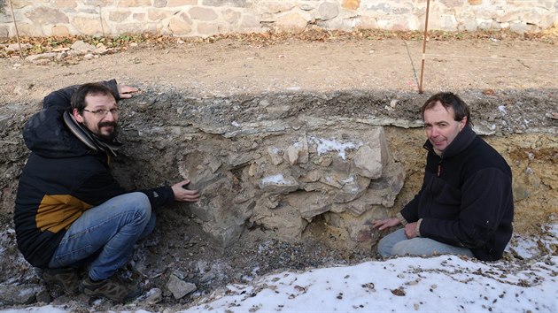 Krytof Derner (vlevo) a Ji Crkal z stavu archeologick pamtkov pe severozpadnch ech v Most ukazuj zklady objeven baty (nor 2019.