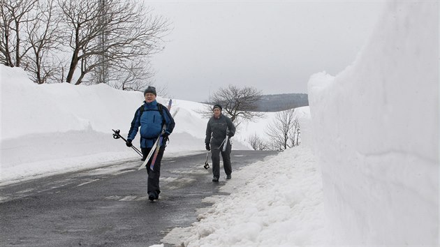 Sníh se drží zejména na horách, snímek je z Moldavy na Teplicku