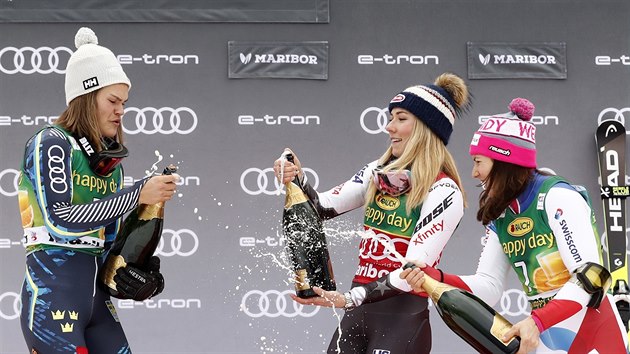 Mikaela Shiffrinov (uprosted),  Anna Swennov Larssonov (vlevo) a Wendy Holdenerov slav na pdiu po slalomu v Mariboru.