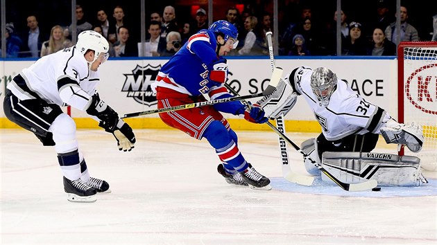 Filip Chytil z New York Rangers se pokou pelstt branke Los Angeles Jonathana Quicka.