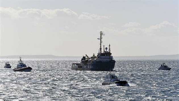 Migranti z lodi Sea-Watch 3 mohli po dvou tdnech opustit palubu a vstoupit na italskou pdu v pstavu Katnie. (31. ledna 2019)