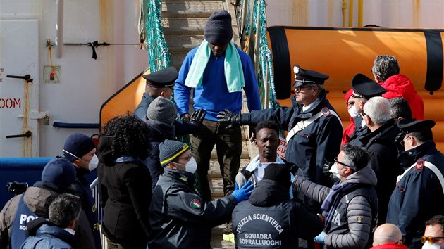 Migranti z lodi Sea-Watch 3 mohli po dvou tdnech opustit palubu a vstoupit na italskou pdu v pstavu Katnie. (31. ledna 2019)