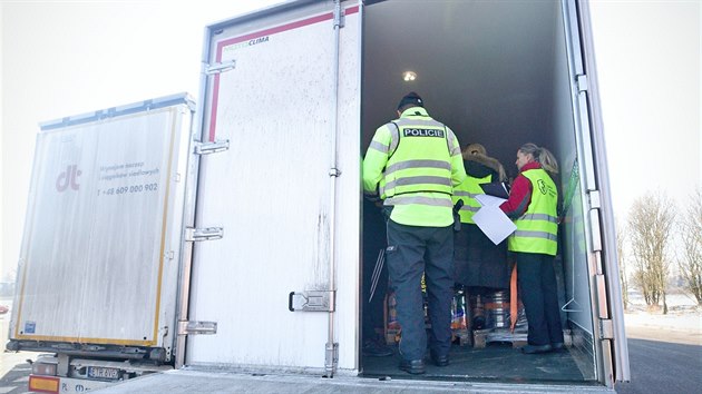 Veterinrn sprva ve spoluprci s polici na Liberecku kontroluje kamiony kvli pevozu zvadnho hovzho masa z Polska. (5. nora 2019)