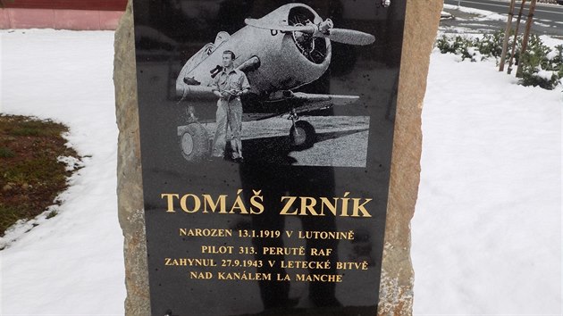 Pomnk Tomi Zrnkovi odhalili v Lutonin ke stmu vro jeho narozen.