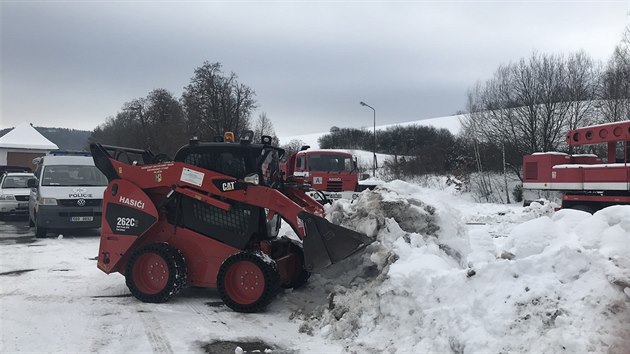 Policist psobili v  arelu bvalch muninch sklad ve Vlachovicch na Zlnsku i v zim, kdy byly pyrotechnick prce kvli snhu pozastaven.