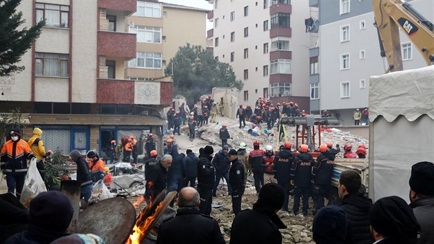 Zchrani ptraj v troskch zcenho domu v Istanbulu (7. nora 2019)