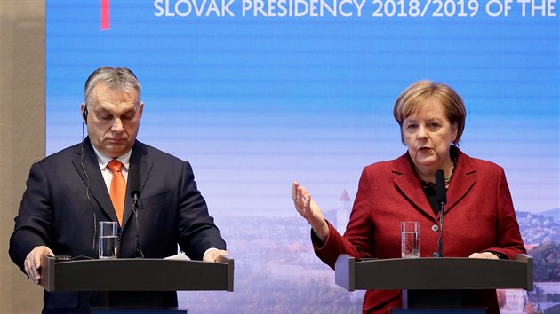 Nmeck kanclka Angela Merkelov (vpravo) na tiskov konferenci na setkn zem V4 v Bratislav. Vlevo je maarsk premir Viktor Orbn. (7.2.2019)