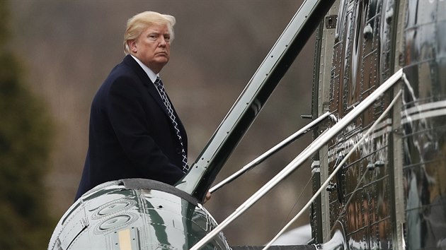 Americk prezident Donald Trump nastupuje do vrtulnku (12. ledna 2019)