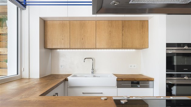 Kuchyň je ve tvaru U, keramický dvojdřez do koncepce „bílého interiéru“.