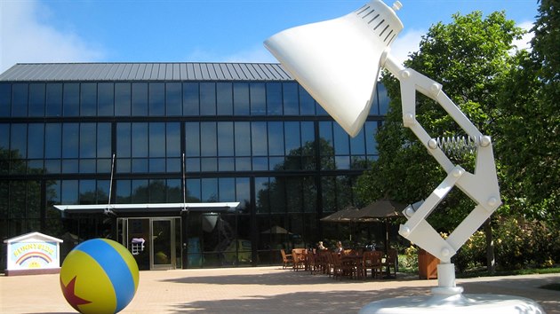 Nedaleko za hldanou branou vjezdu je v nadivotn velikosti slavn lampa Pixar, logo, kter je symbolem studia.