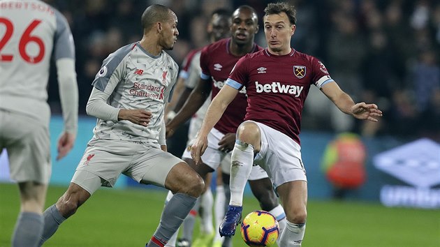 Mark Noble (vpravo) z West Hamu v souboji Fabinhem z Liverpoolu.