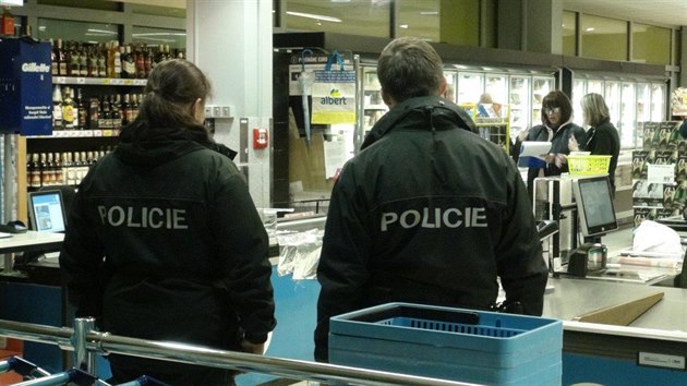 Lupič přepadl obchod v Praze 10 se zbraní v ruce. Před policií utekl. (7. 2. 2019)