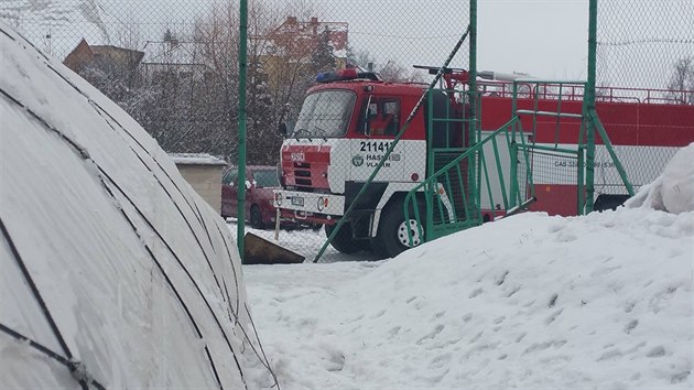 Ve Vlaimi se pod thou snhu zbortila nafukovac sportovn hala. (3. 2. 2019)