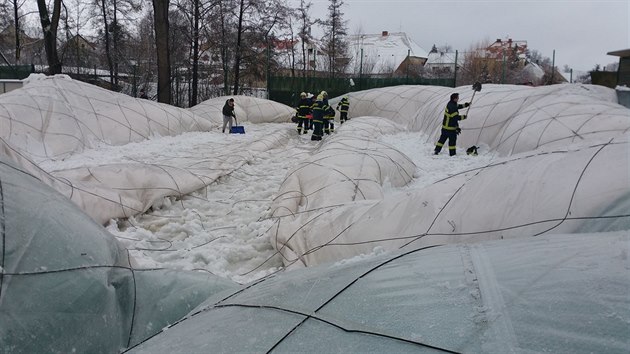 Dobrovoln hasii odklidili snh, aby mohli halu znovu nafouknout.