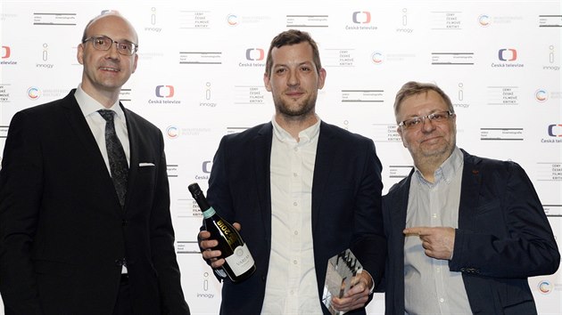 Cenu pro objev roku dostal režisér filmu Hovory s TGM Jakub Červenka (uprostřed) od zástupce  firmy Innogy Martina Herrmanna a herce Milana Šteindlera.