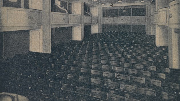 Upomínková pohlednice z 20. let minulého století zachycující původní podobu sálu olomouckého kina Central.