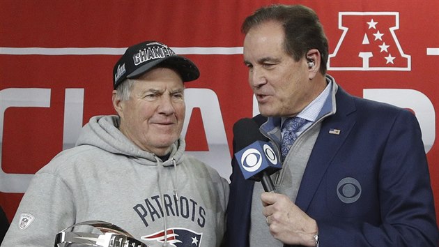 Bill Belichick (vlevo). Trenr New England Patriots s trofej pro vtze AFC.