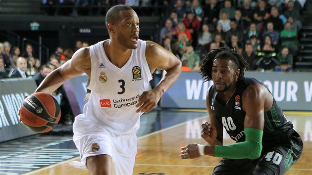 Anthony Randolph (vlevo) z Realu Madrid to kolem Jeremyho Evanse z Darssafaky.