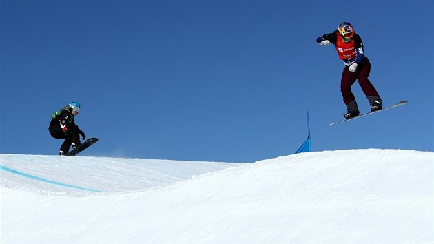 Eva Samkov (vpravo) vldla v zvod snowboardcrossaek na mistrovstv svta v Park City.
