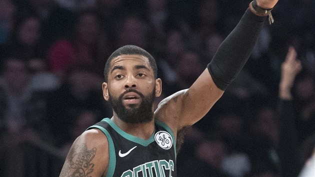 Kyrie Irving z Bostonu se raduje z trefy proti New Yorku.