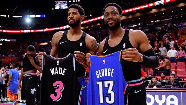 Paul George (vlevo) z Oklahoma City a Dwyane Wade z Miami si nm dres.