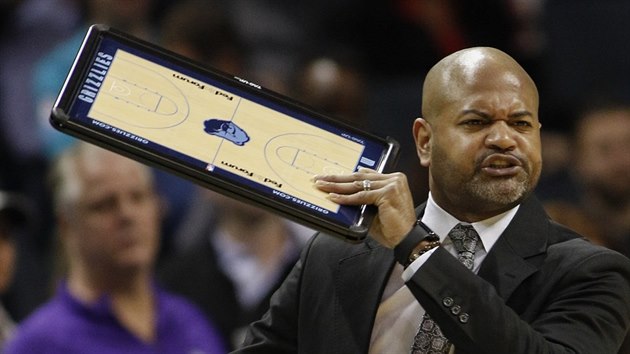 J. B. Bickerstaff, trenr Memphisu, je natvan.