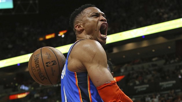 Russell Westbrook z Oklahoma City se raduje ze smee proti Miami.