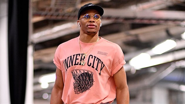 Russell Westbrook z Oklahoma City pichz na zpas s Miami.