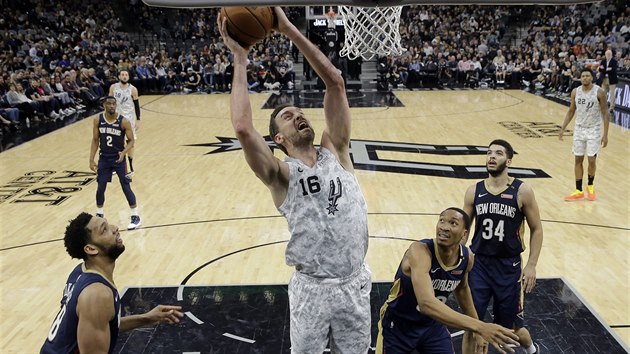 Pau Gasol (16) ze San Antonia to kolem Jahlila Okafora (vlevo), Wesleyho Johnsona (dole) a Kenricha Williamse (34) z New Orleans.