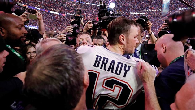 Tom Brady slav s New England Patriots svj est triumf v Super Bowlu.