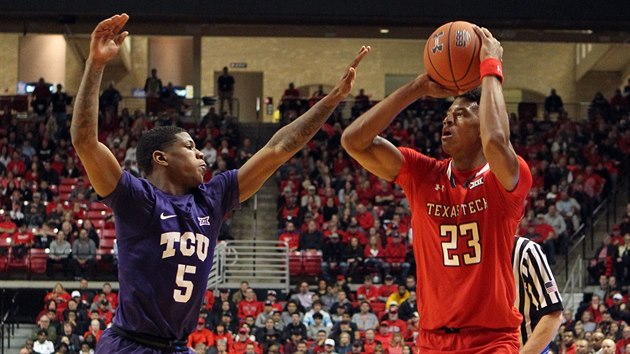 Jarrett Culver (23) z Texas Tech stl pes Kendricka Davise (5) z TCU.