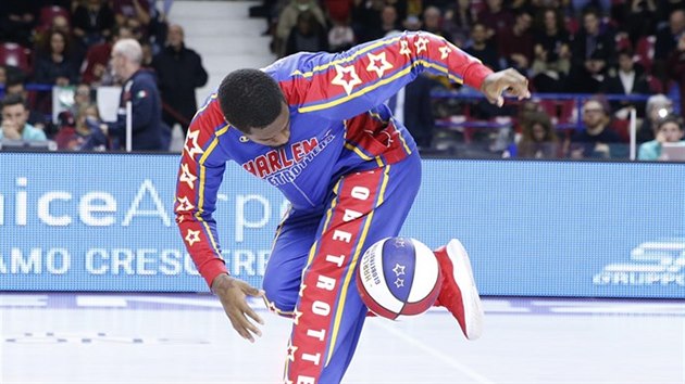 Momentka z vystoupen lena Harlem Globetrotters pi zpase Bentky - Fribourg