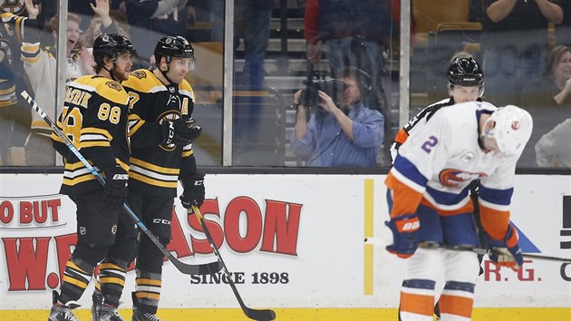 David Pastrk (88) a Patrice Bergeron (37) z Bostonu slav gl proti New York Islanders, zklamali Nicka Leddyho.