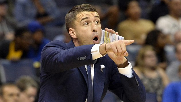 Ryan Saunders, trenr Minnesoty, usmruje sv hre.