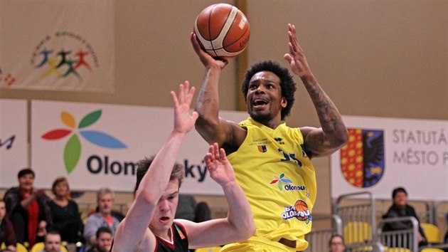 Javonte Douglas z Olomoucka zakonuje pes Luboe Kove ze Svitav.