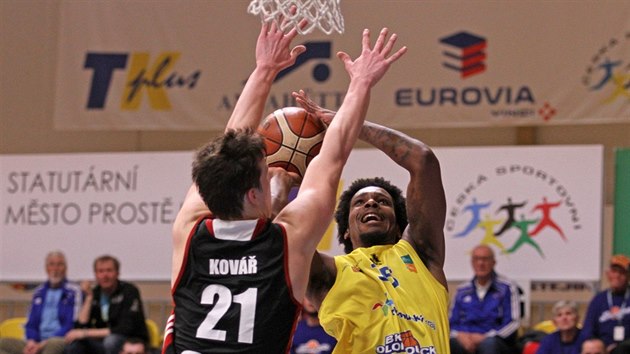 Javonte Douglas (vpravo) z Olomoucka zakonuje pes Luboe Kove ze Svitav.