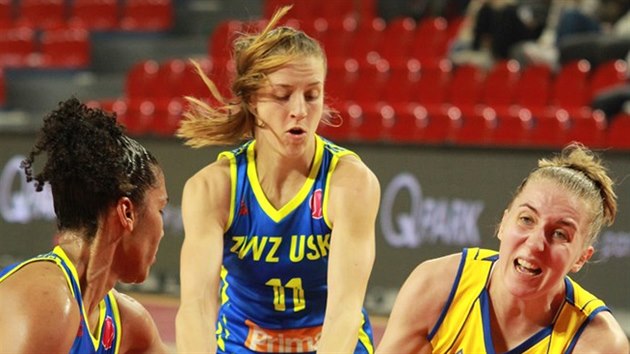 Alyssa Thomasov (vlevo) a Kateina Elhotov z USK Praha bojuj o m s Manon Grzesinskou z Castors Braine.