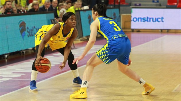 Leticia Romerov (vpravo) z USK Praha brn Emmanuellu Mayombovou z Castors Braine.